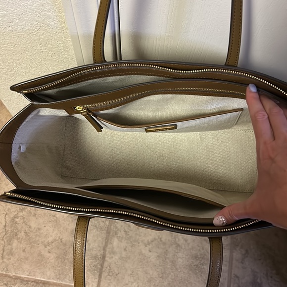 Tory Burch Robinson Pebbled Tote - Picture 13 of 16